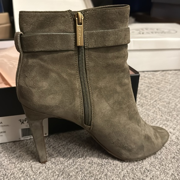 BCBGeneration Women Cassia Suede Peep Toe Booties Fatigue Green size 10 - Picture 8 of 9